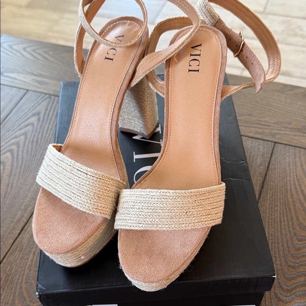 Vici Women's Cream and Tan Espadrille Sandals